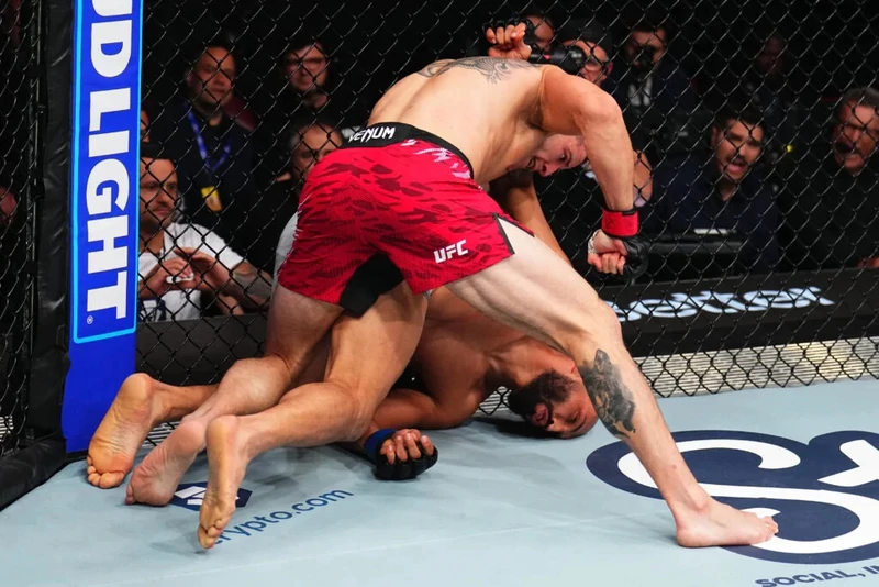 Бруно Силву увезли на носилках после нокаута на UFC 315 — обследование в больнице