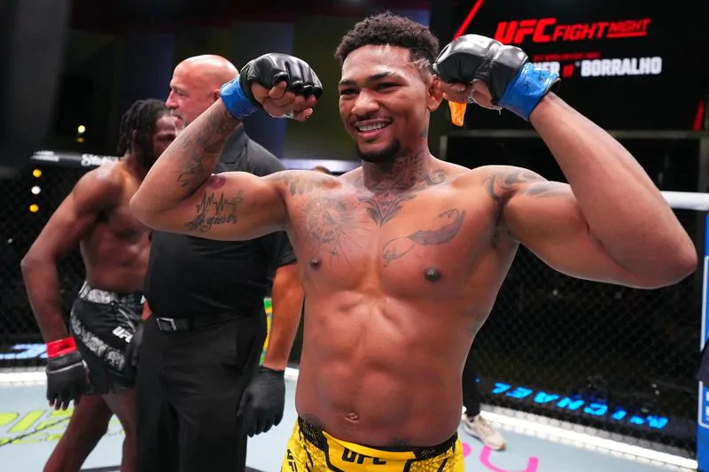 Майкл Моралес тратит бонусы UFC на строительство дома для всей семьи в Эквадоре