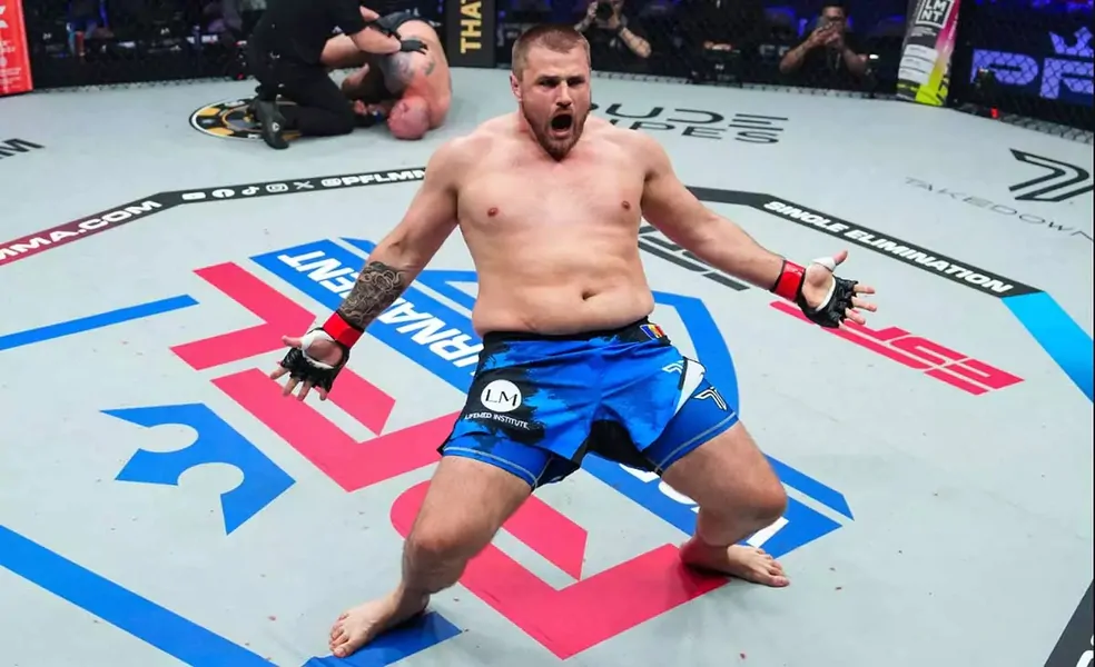 PFL 7: Александру Романову достаётся выход в финал после случайного удара в пах