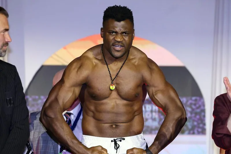 Фрэнсис Нганну хочет вернуться в UFC, но контракт с PFL мешает осуществить план