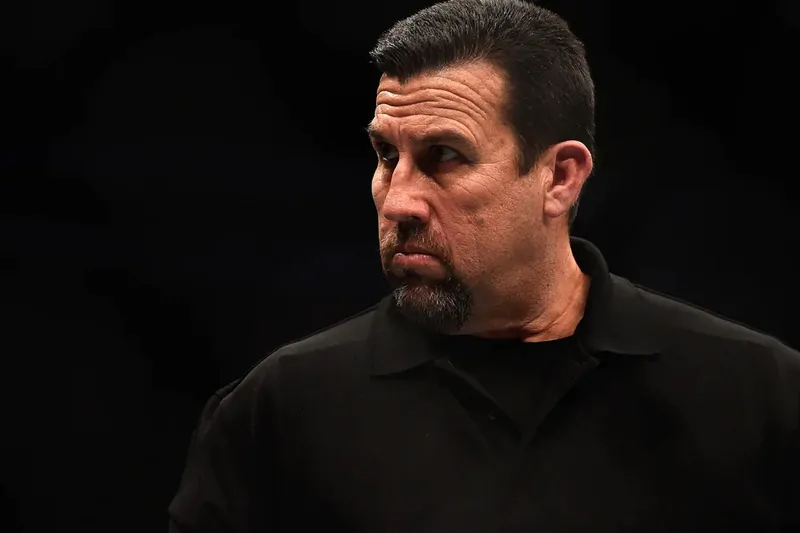 Легендарный рефери Джон Маккарти раскритиковал судью UFC 316 за серьёзную ошибку после фола в титульном бою