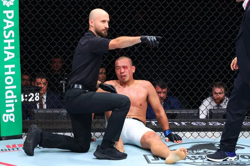 Боец UFC ошибочно отпраздновал победу перед редким наказанием за запрещённый приём на UFC Baku