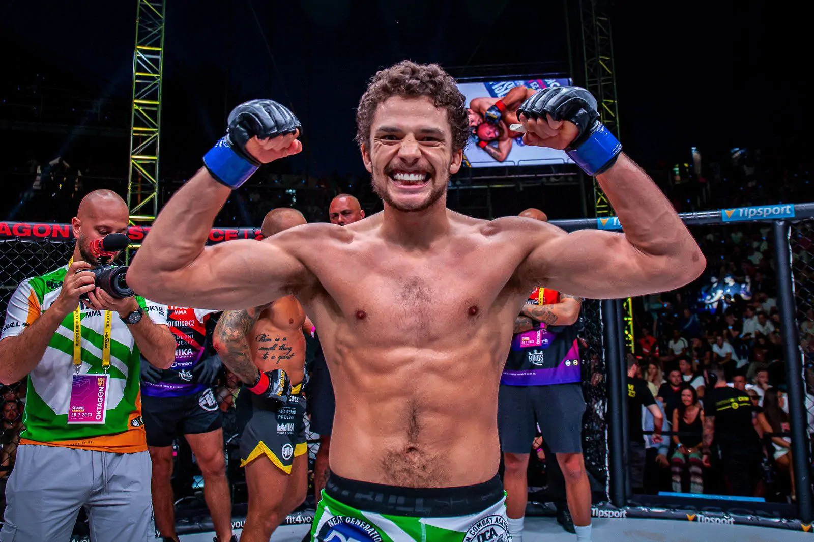 Скандальная история и триумф: Шем Рок официально подписал контракт с UFC