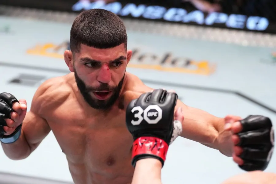 Амир Албази снят с главного боя UFC Vegas 108 по медицинским причинам