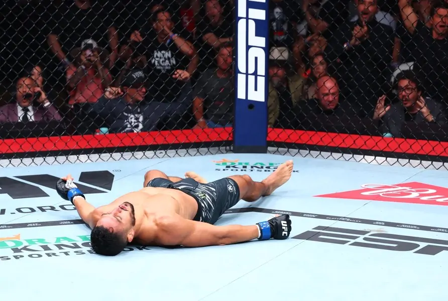 Аарон Пико доставлен в больницу после жесткого нокаута локтем на UFC 319