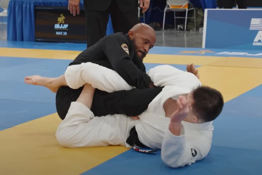 Легенда UFC Деметриус Джонсон получил травму и проиграл на IBJJF Masters Worlds, Ффион Дэвис завоевала золото
