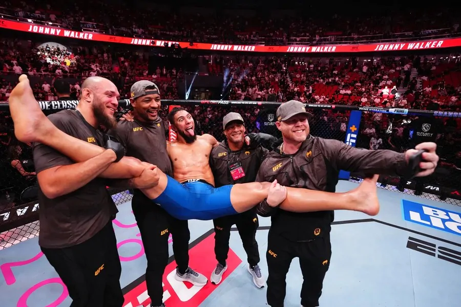 Проклятие UFC, затронувшее Перейру и Оливейру, снял Джонни Уокер сенсационной победой