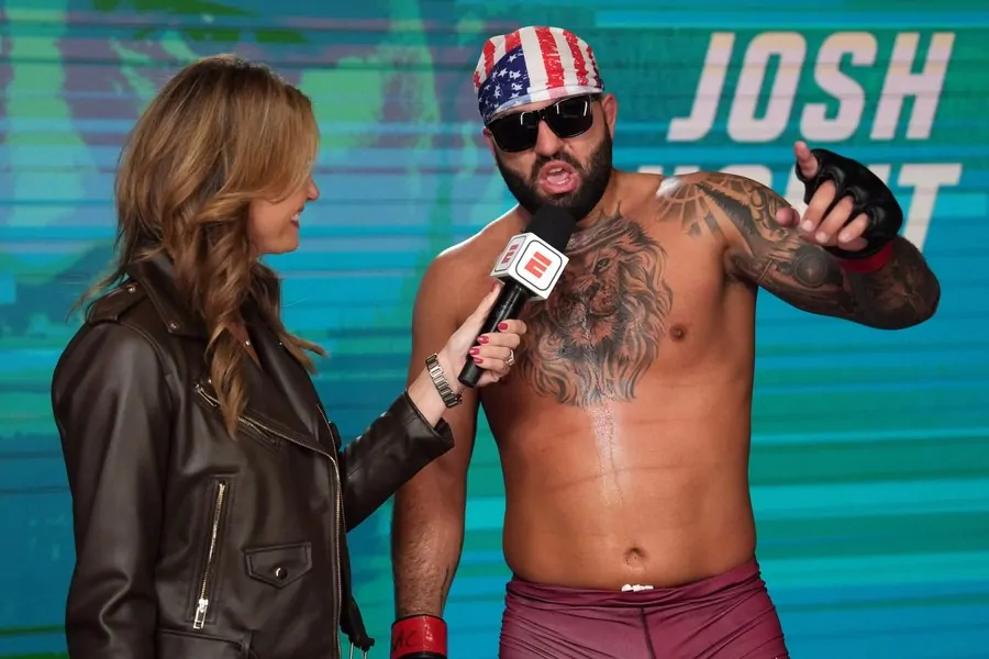 Бывший игрок НФЛ Джош Хокит подписал контракт с UFC и раскритиковал тяжёлый дивизион как «жирных парней без формы»