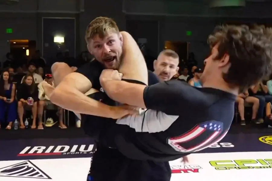 19-летний феномен BJJ Лэндон Элмор легко засабмитил Брайса Митчелла и стал чемпионом EBI