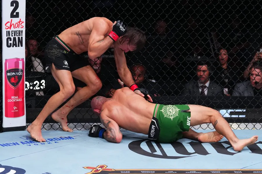 UFC выплатил Диего Лопесу двойной бонус $100,000 за нокаут вращающимся локтем