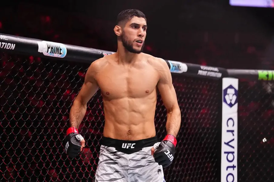 Бой Фареса Зиама на UFC Paris отменен из-за смерти бабушки