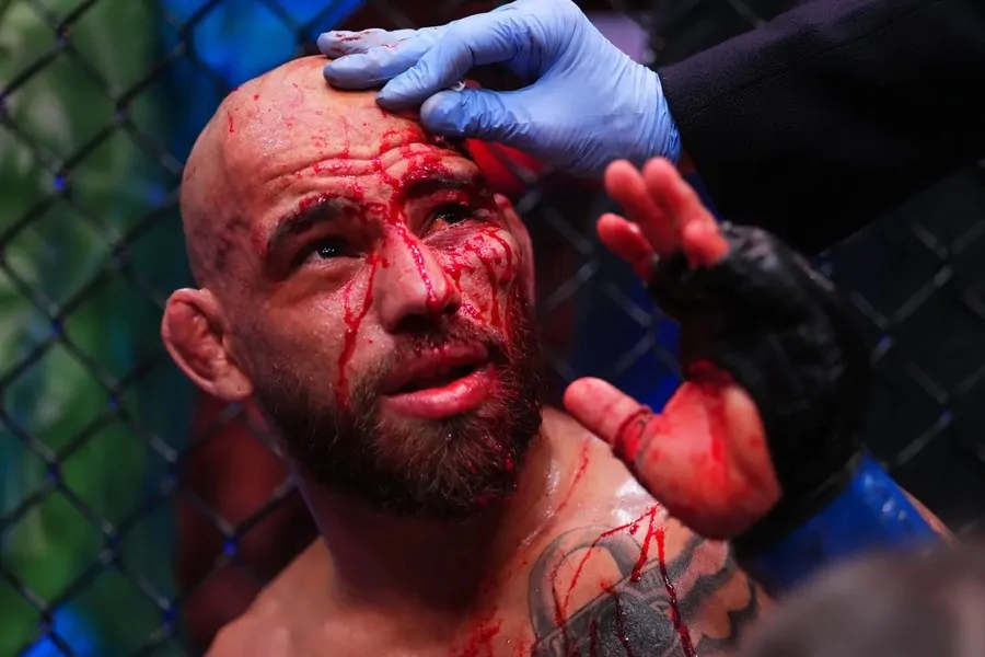Noche UFC 3: Медицинские отстранения, Седрик Дюмас отстранен на неопределенный срок после тяжелого удара ниже пояса
